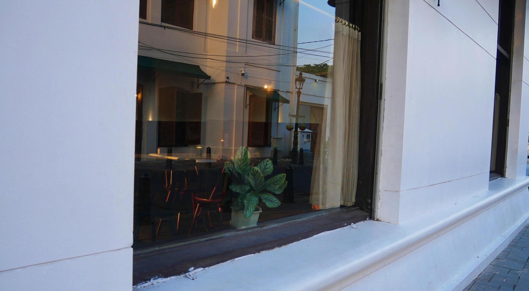 a vista de um canto de uma janela de um café romântico foto