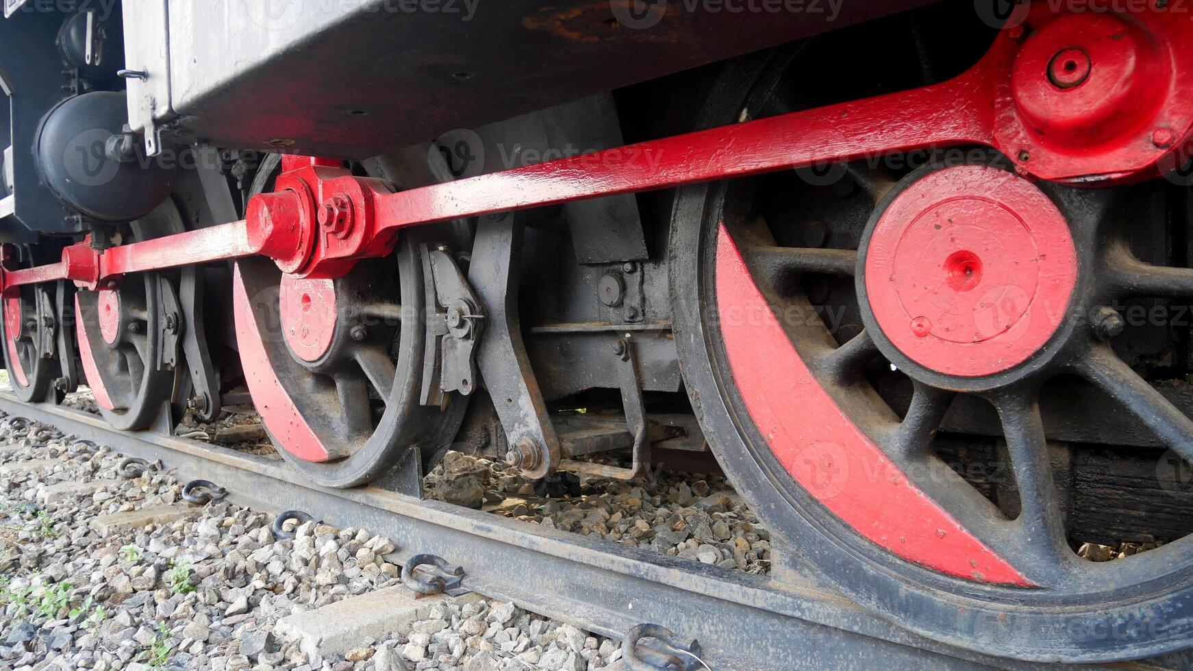 close up da velha roda da locomotiva repintada foto