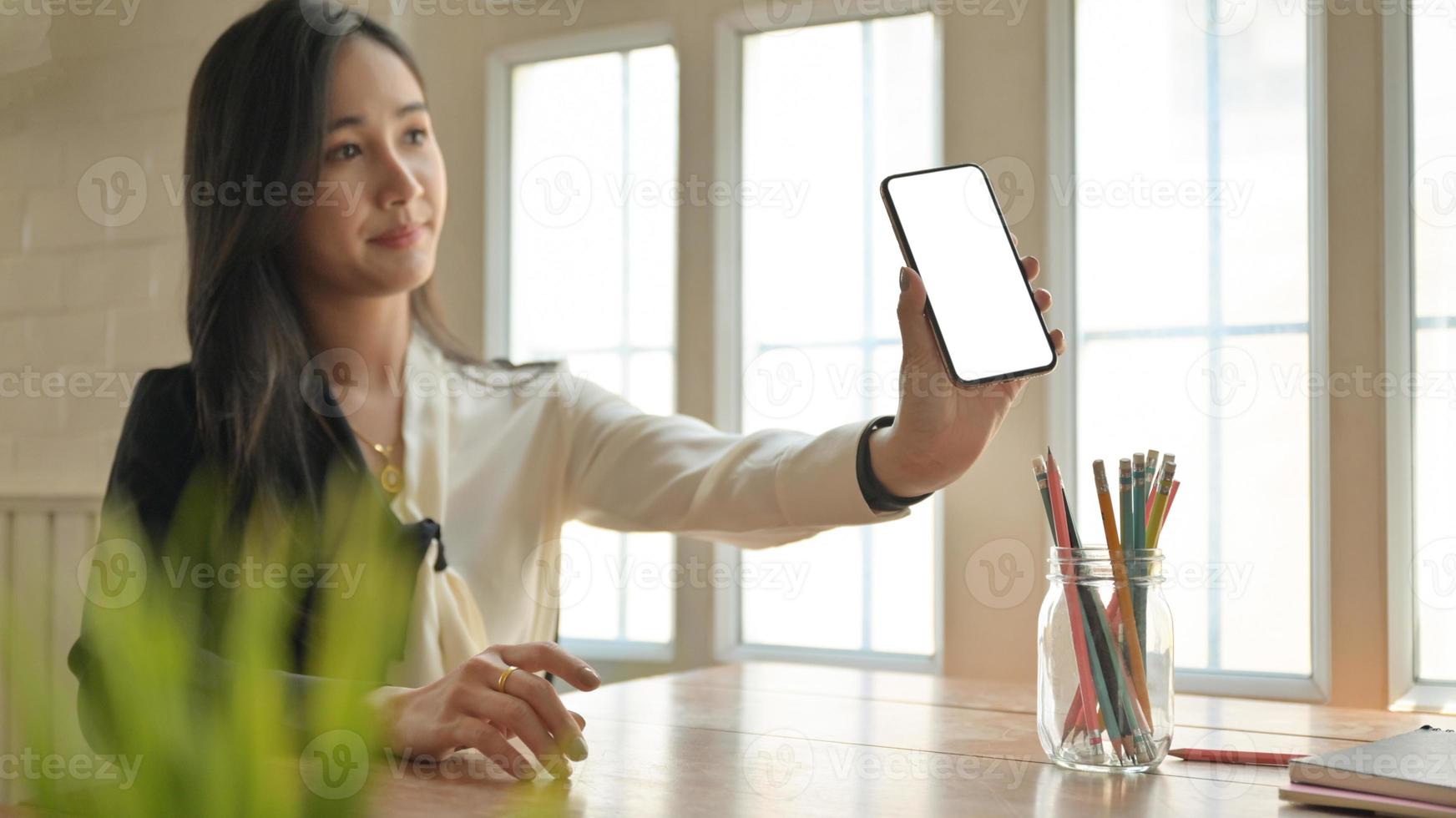 garota segurando um smartphone, apresentando aos clientes o pacote de seguro de saúde do vírus corona. foto