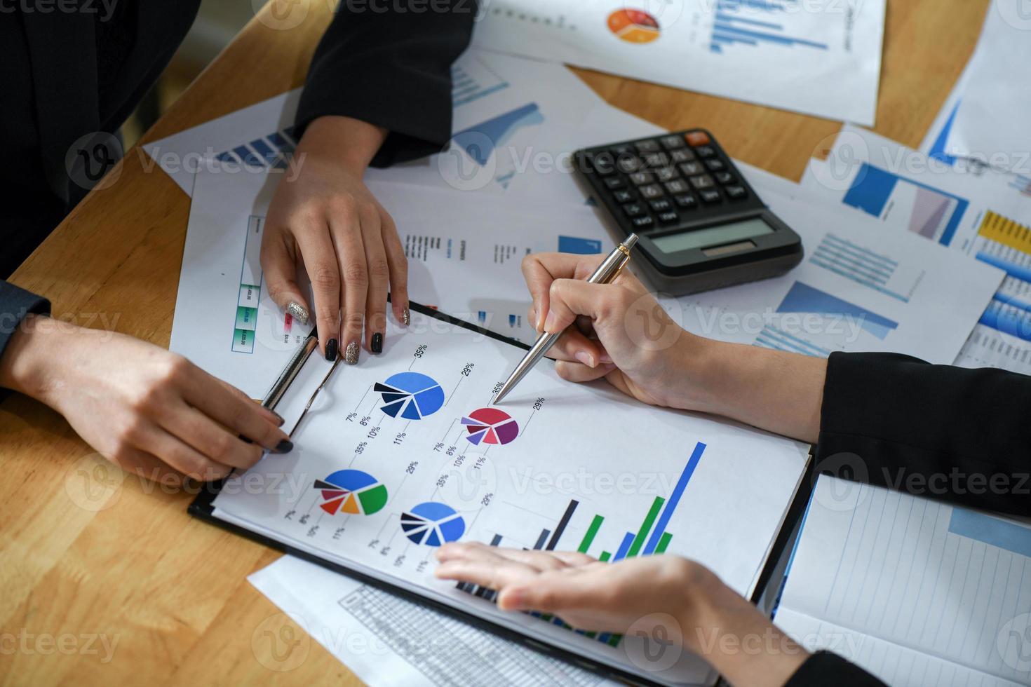 o pessoal do escritório está resumindo o trabalho para apresentar a gestão. foto