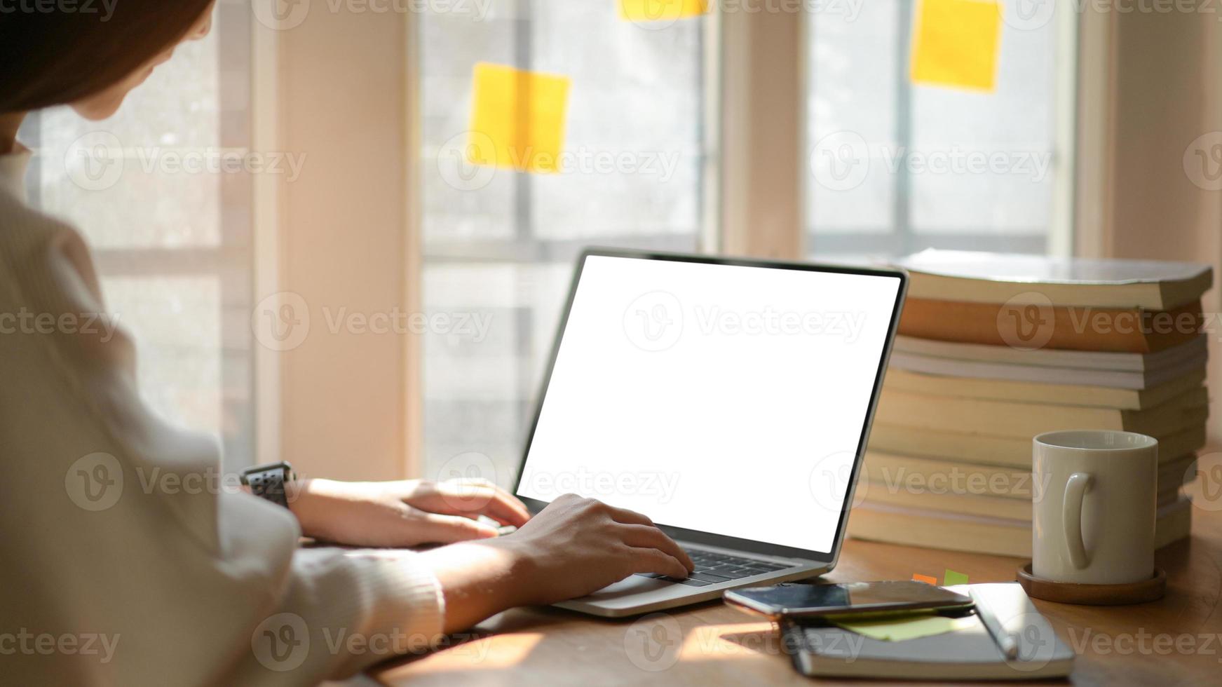 mulheres de negócios jovens estão usando laptop de tela em branco com equipamento de escritório em um escritório moderno. foto