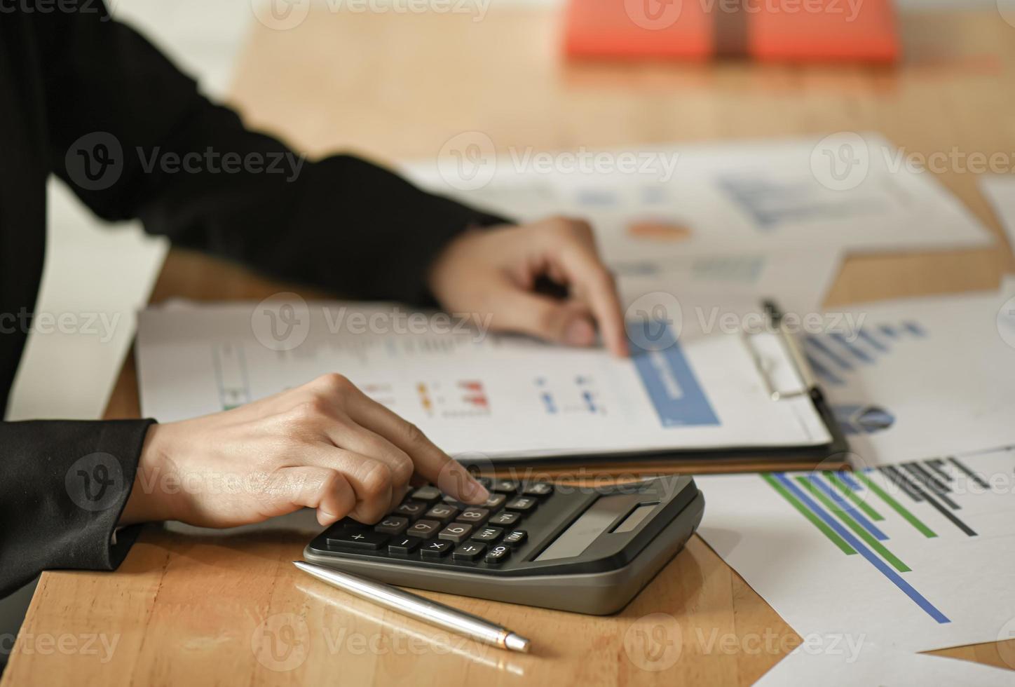 mulheres empresárias usam calculadora, caneta para planejar um plano de marketing para melhorar a qualidade. foto