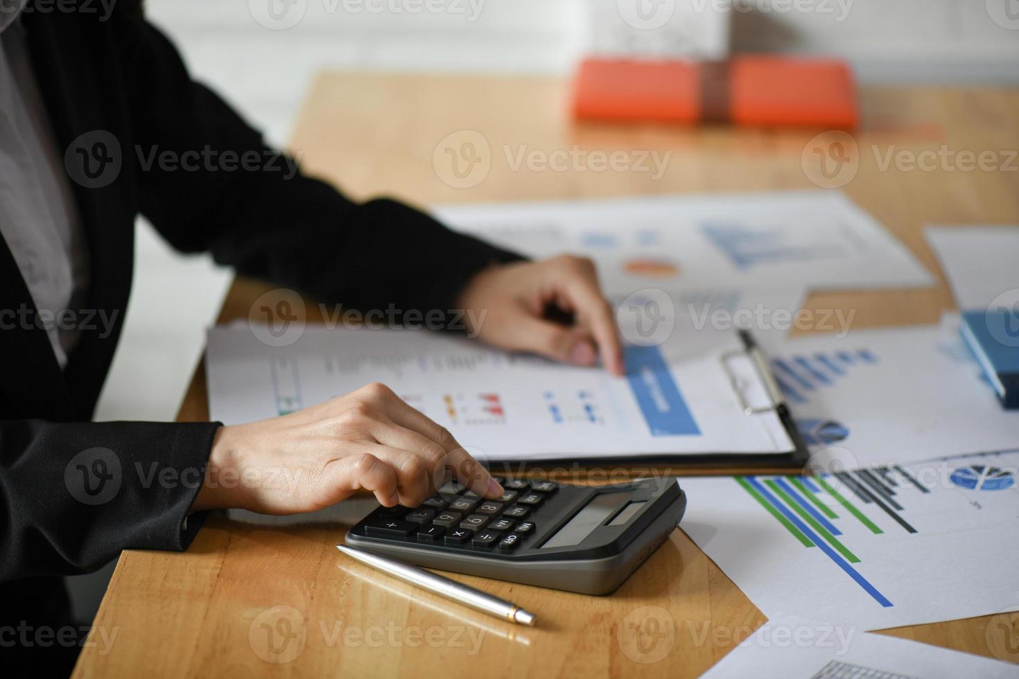 foto cortada da equipe de contabilidade está usando calculadoras e gráficos para pagar impostos anuais.