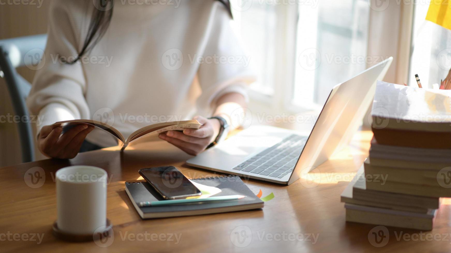 foto recortada de menina asiática lendo um livro para se preparar para o vestibular.