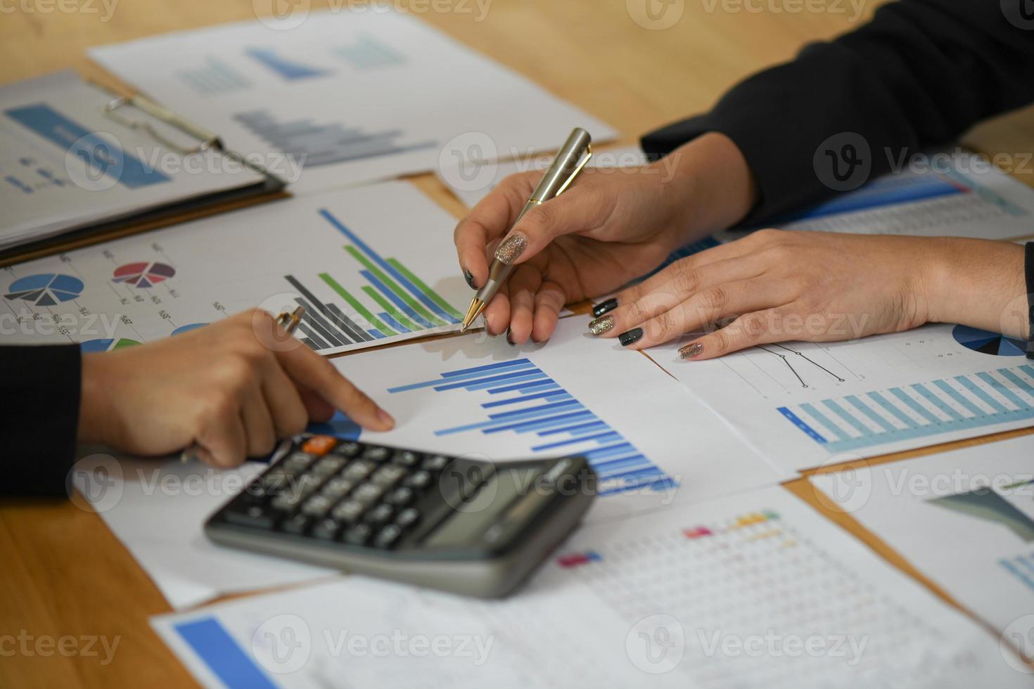 foto cortada da equipe de contabilidade está usando calculadoras e gráficos para pagar impostos anuais.