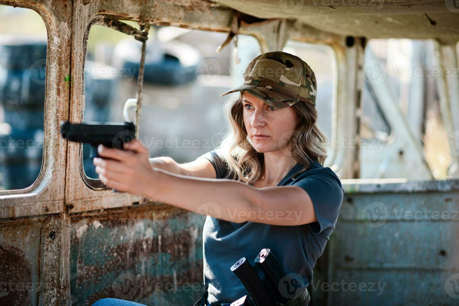 uma mulher com uma pistola dentro dela mão sofre militares Treinamento às uma Treinamento terra e aprende para atirar. foto