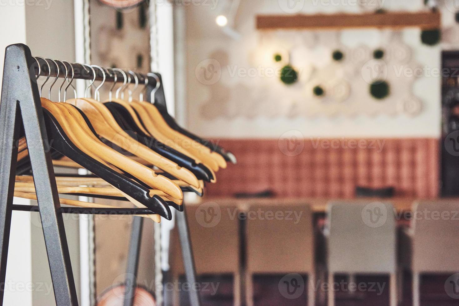 interior de café moderno e simples com móveis clássicos de madeira foto