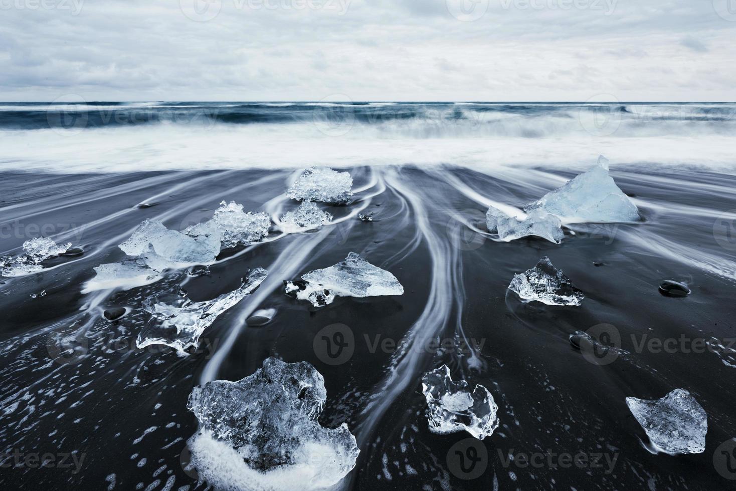 islândia, lagoa de jokulsarlon, imagem de bela paisagem fria da baía da lagoa glaciar da Islândia foto