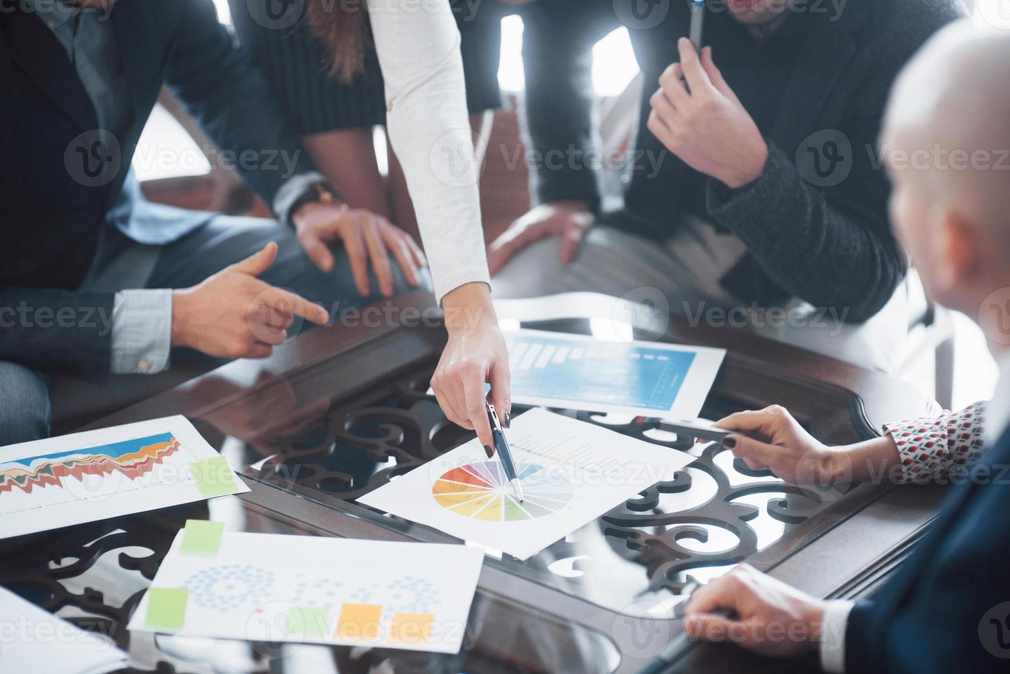 jovem equipe de colegas de trabalho discutindo grandes negócios no moderno escritório de coworking. conceito de trabalho em equipe foto