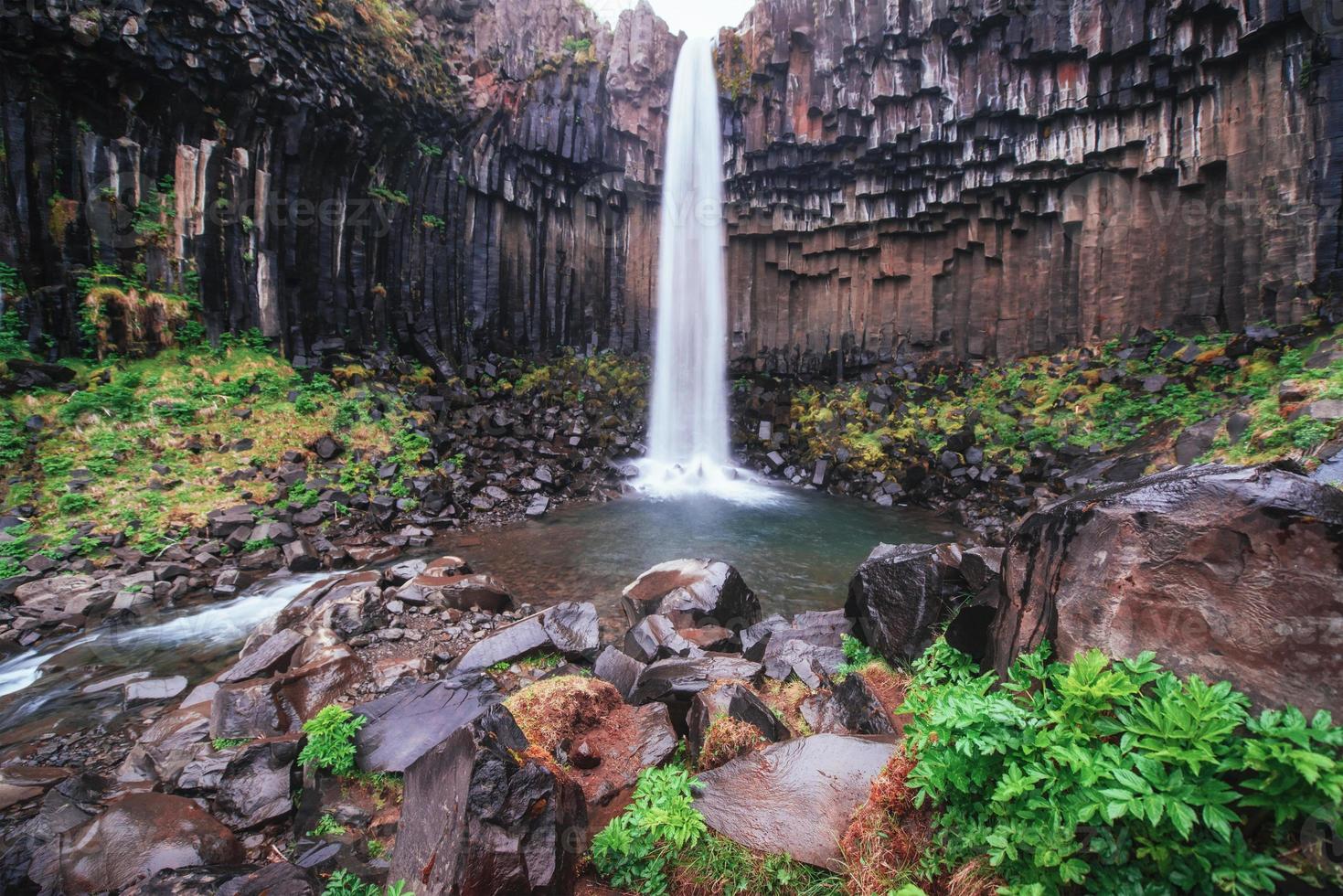 excelente vista da cachoeira svartifoss. cena dramática e pitoresca. atração turística popular. Islândia foto