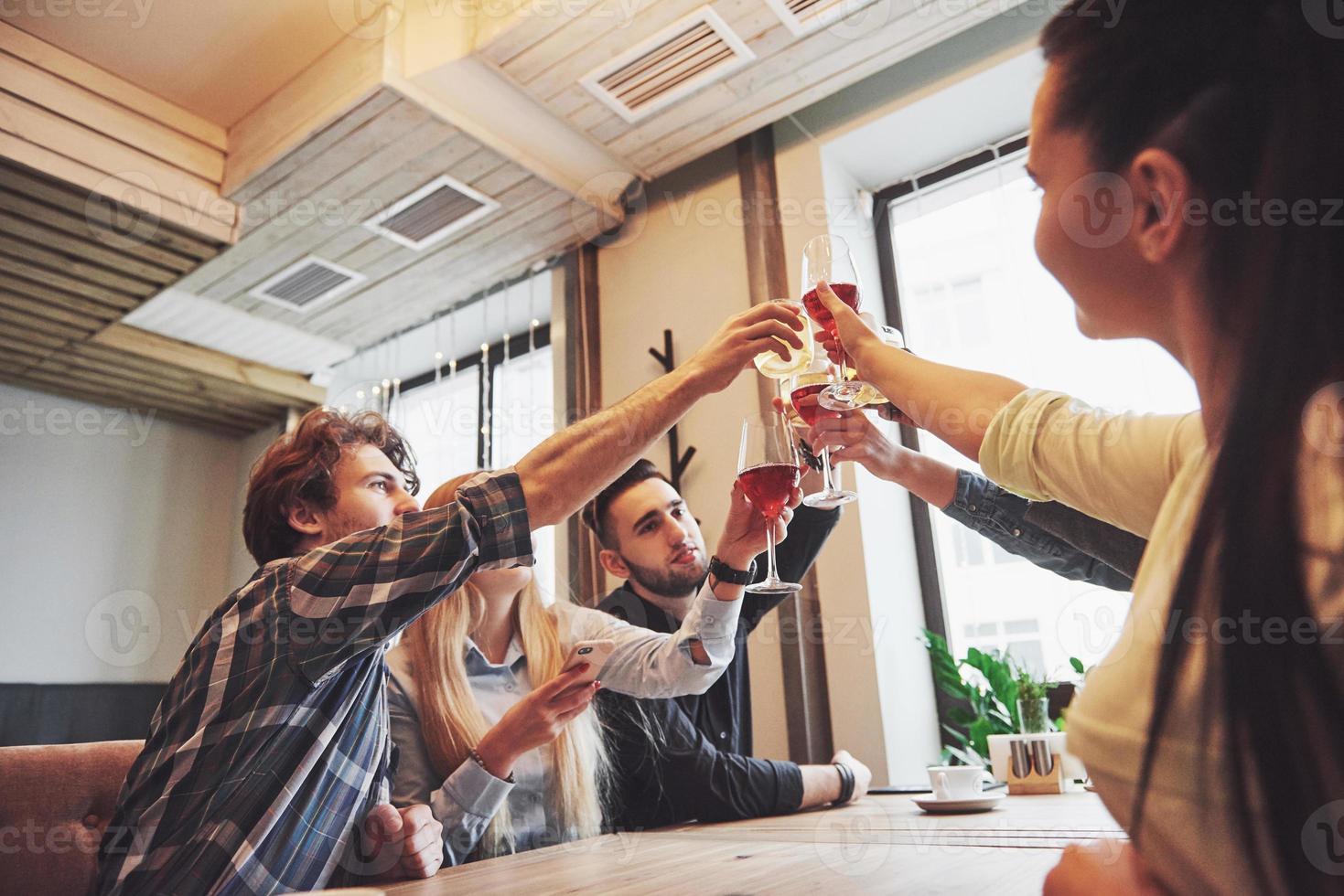 mãos de pessoas com copos de uísque ou vinho, celebrando e brindando em homenagem ao casamento ou outra celebração foto