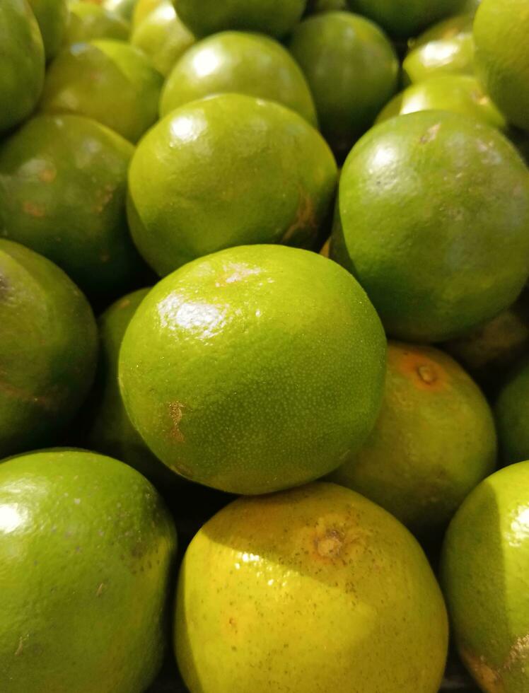 fresco e delicioso laranjas em a azul balde foto