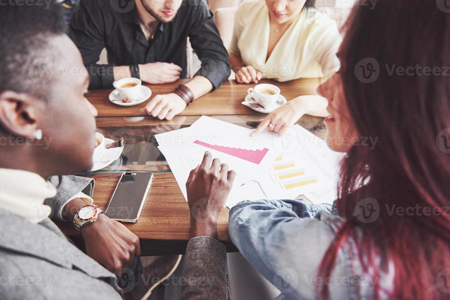 grupo de empresários vestidos casualmente, discutindo ideias. profissionais criativos reunidos para discutir as questões importantes do novo projeto de startup de sucesso. conceito de brainstorming de trabalho em equipe foto