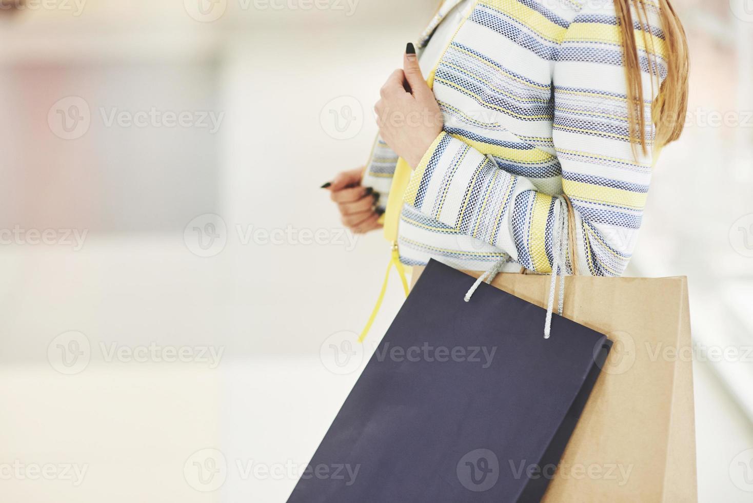 mulher nas compras. mulher feliz com sacolas de compras, desfrutando de compras. consumismo, compras, conceito de estilo de vida foto