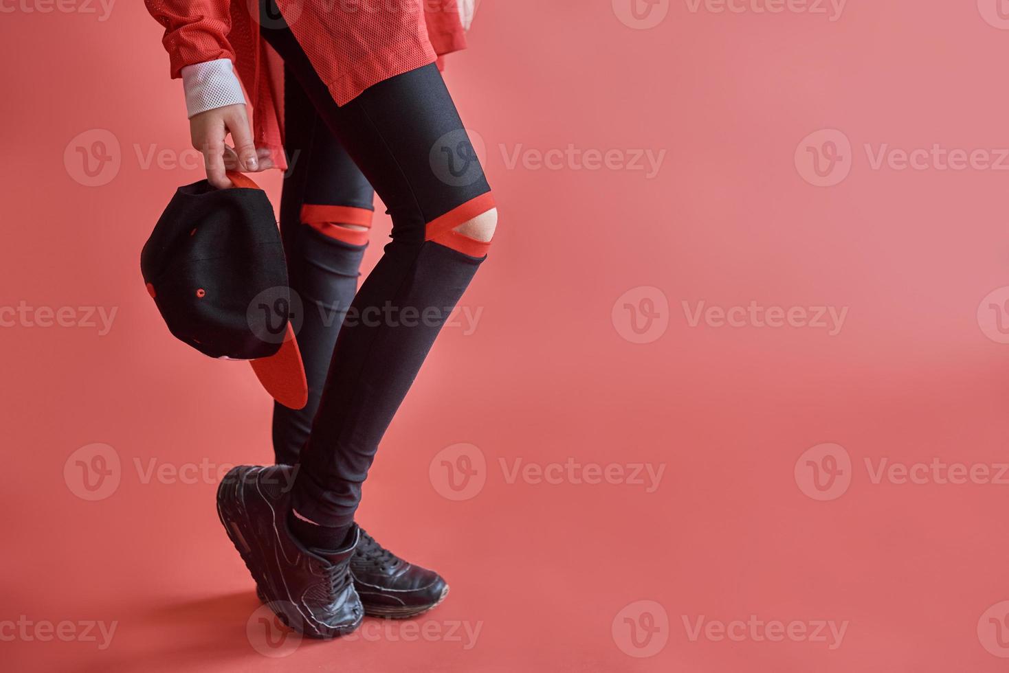 jovem urbana dançando sobre fundo vermelho, adolescente elegante estilo hip-hop moderno foto