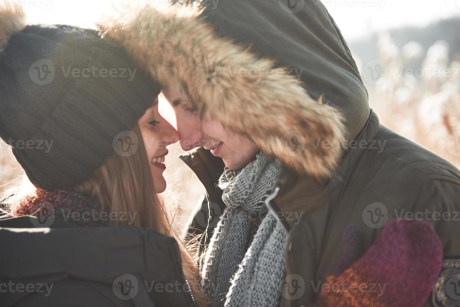 casal jovem feliz em winter park, divertindo-se. família ao ar livre. foto