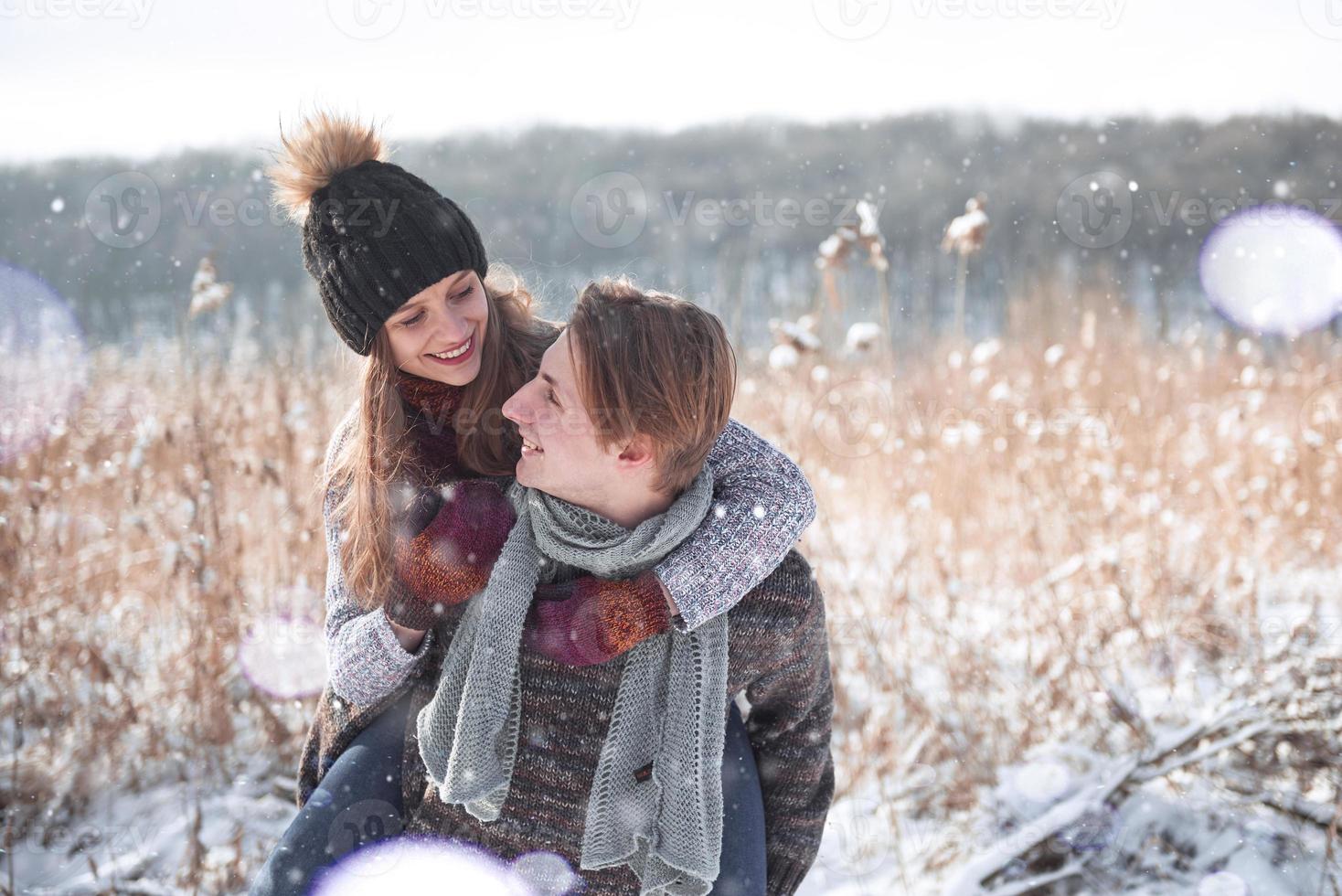 Natal feliz casal apaixonado abraço na floresta fria de inverno com neve, cópia espaço, celebração da festa de ano novo, feriado e férias, viagens, amor e relações foto