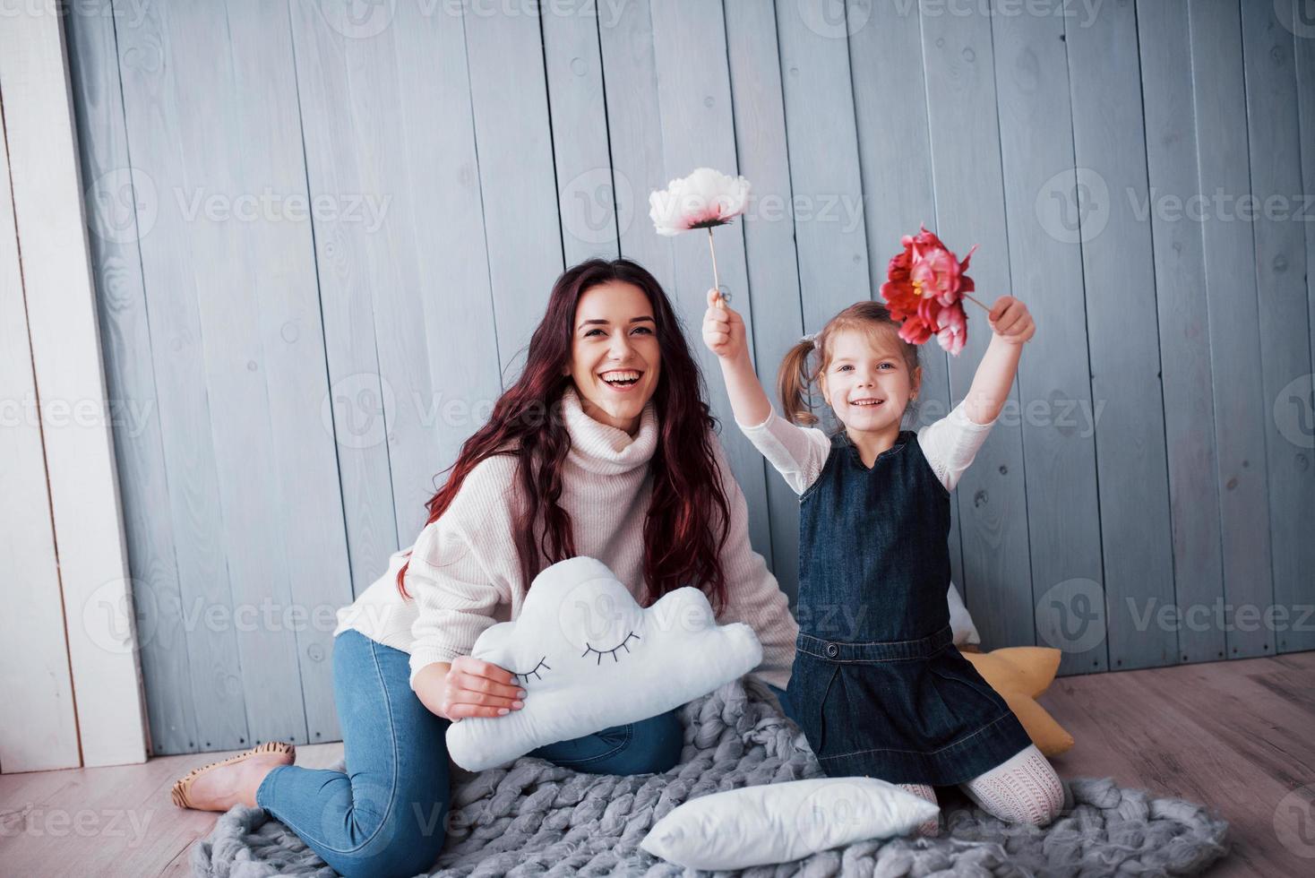 família amorosa feliz. mãe e filha menina brincando juntas foto