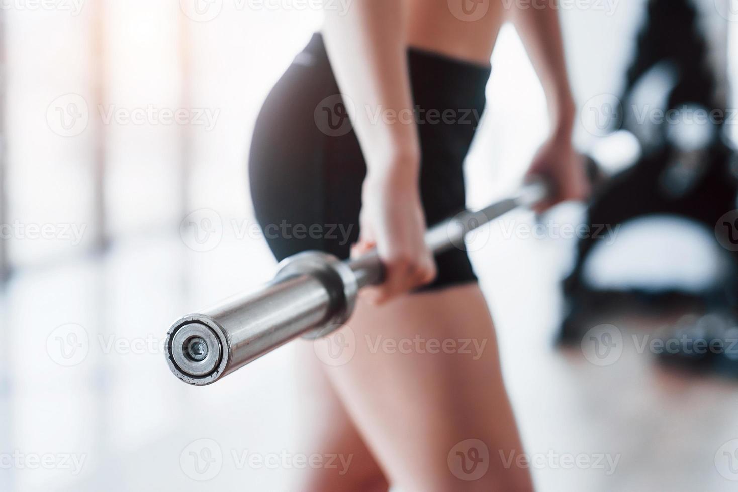 mulher levantando peso no ginásio conceito treino estilo de vida saudável esporte foto