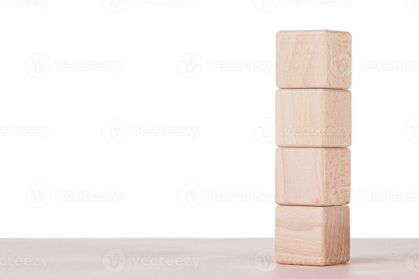 quatro de madeira cubos em uma branco fundo foto