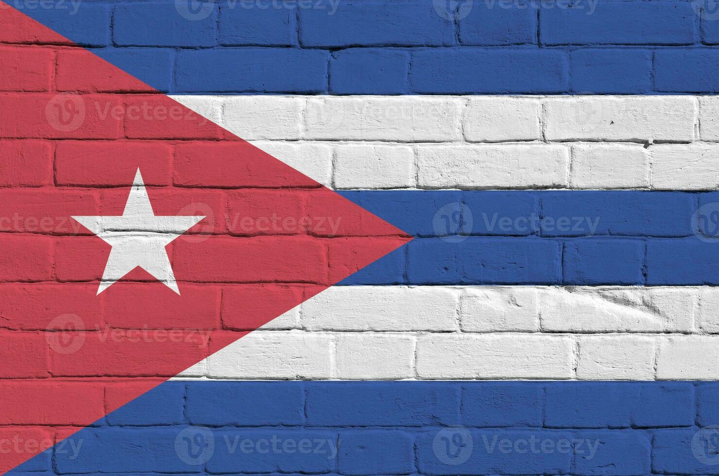Cuba bandeira retratado dentro pintura cores em velho tijolo muro. texturizado bandeira em grande tijolo parede alvenaria fundo foto