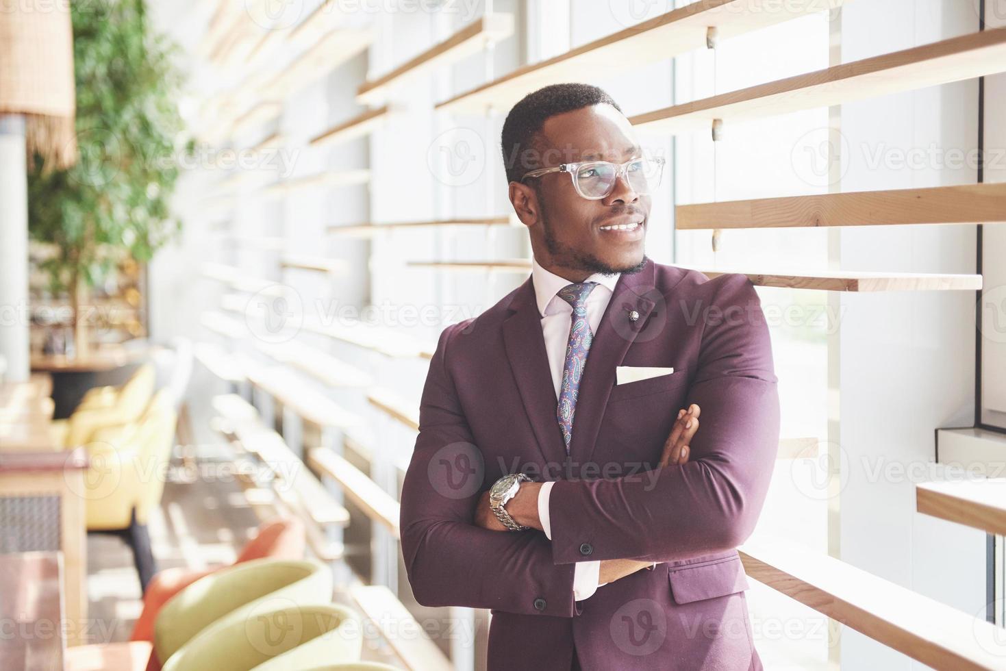 uma bela jovem afro-americana que pensa em uma ideia séria. confiante em tomar decisões de negócios foto