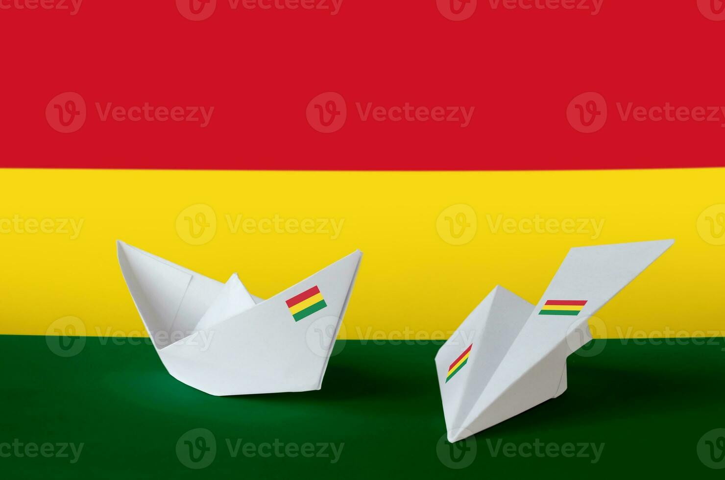 Bolívia bandeira retratado em papel origami avião e barco. feito à mão artes conceito foto