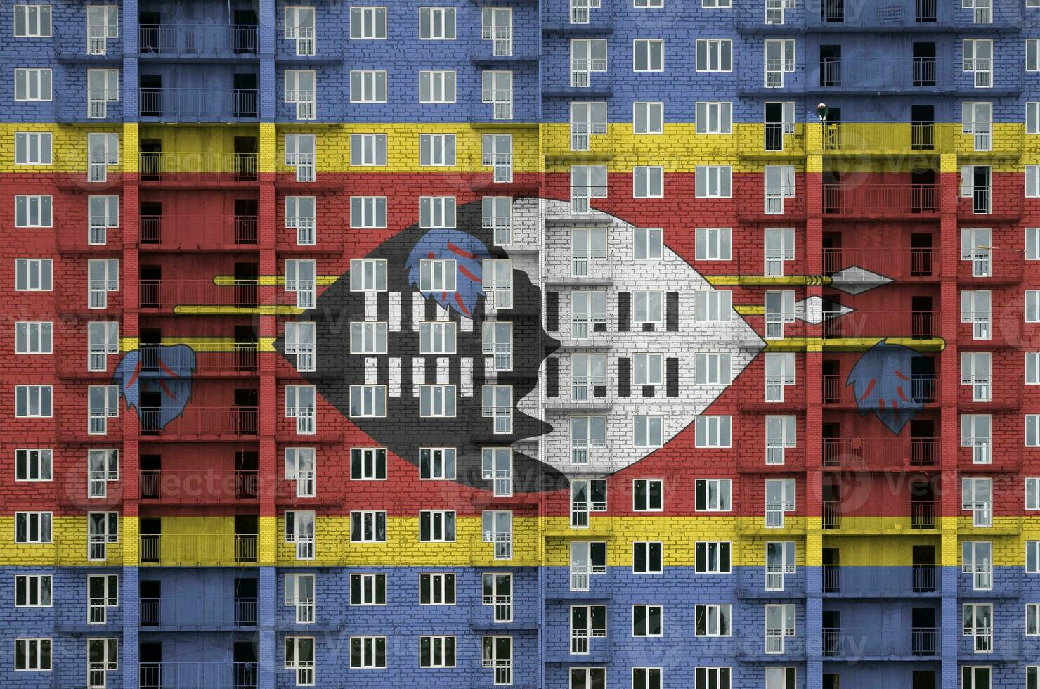 Suazilândia bandeira retratado dentro pintura cores em de vários andares residente construção debaixo construção. texturizado bandeira em tijolo parede fundo foto