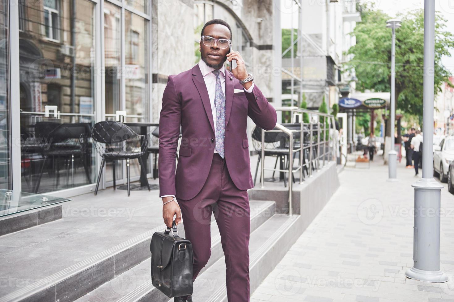 retrato de um jovem empresário afro-americano bonito com uma maleta. reunião de negócios. foto