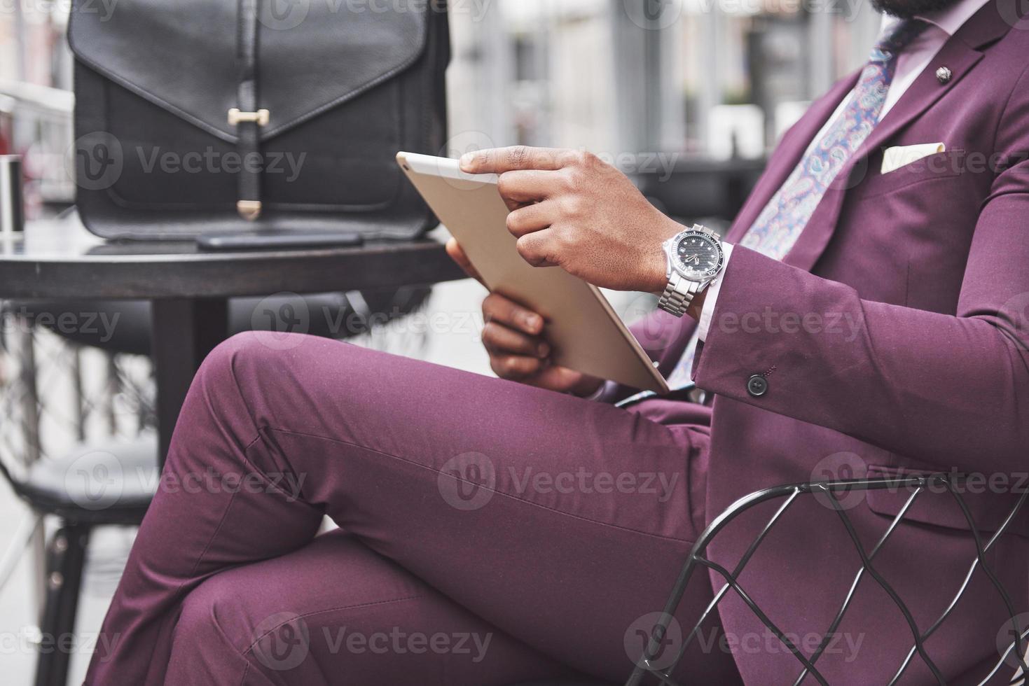 um belo empresário afro-americano lê um menu em um café foto