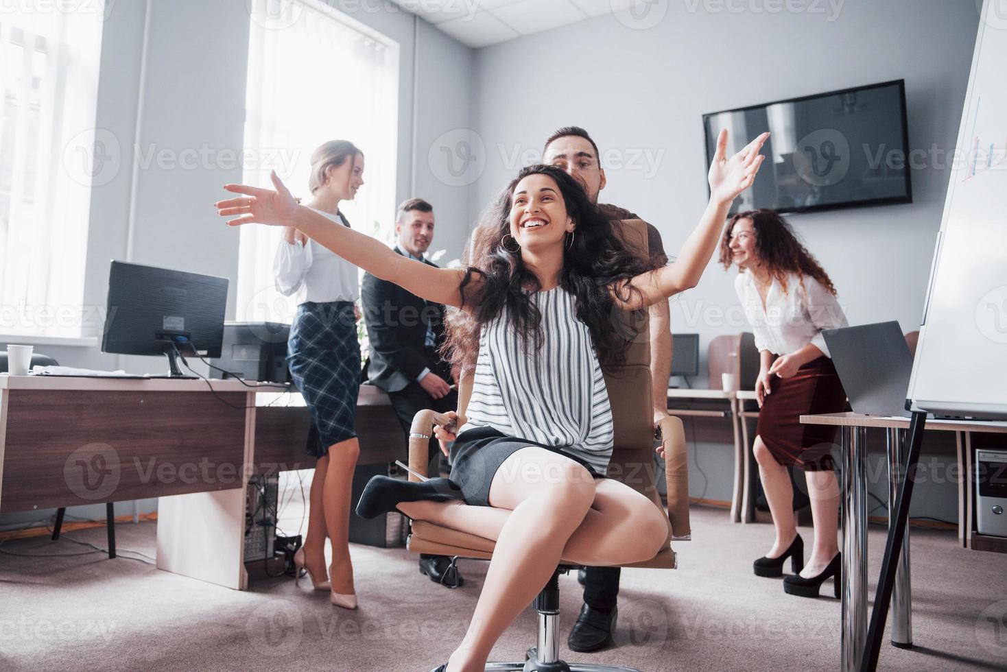 jovens colegas felizes sorriam e se divertem no escritório criativo. foto