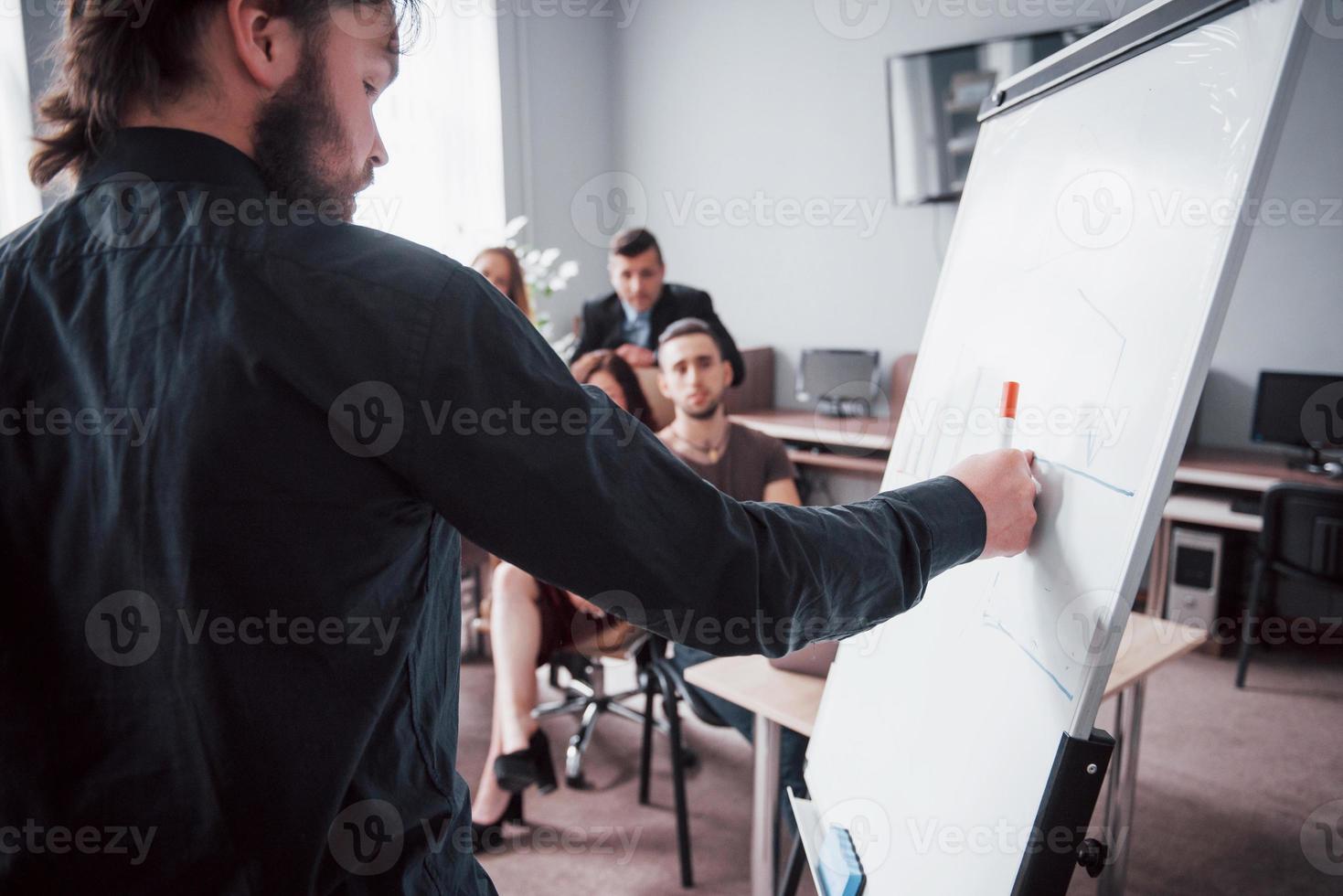 jovens colegas felizes discutindo em reunião no escritório criativo foto