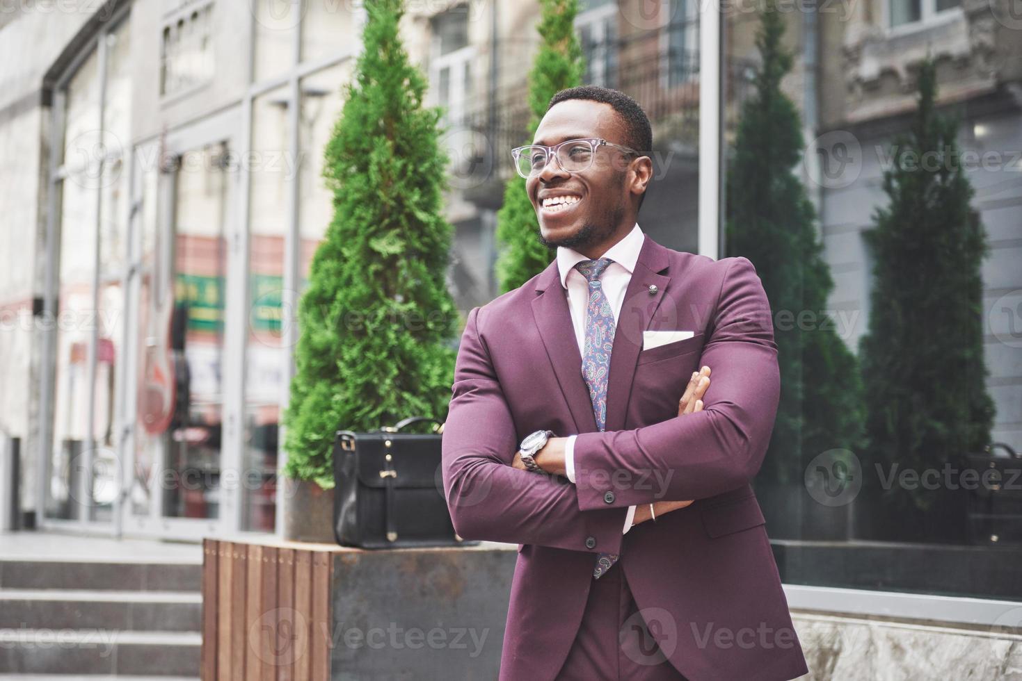 sorriso feliz de um empresário afro-americano de terno foto