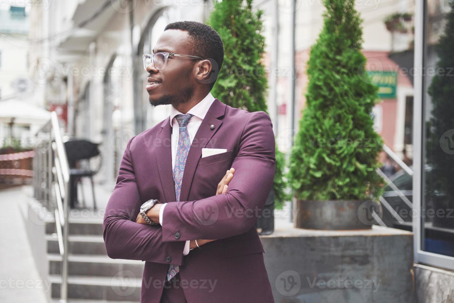 sorriso feliz de um empresário afro-americano de terno foto