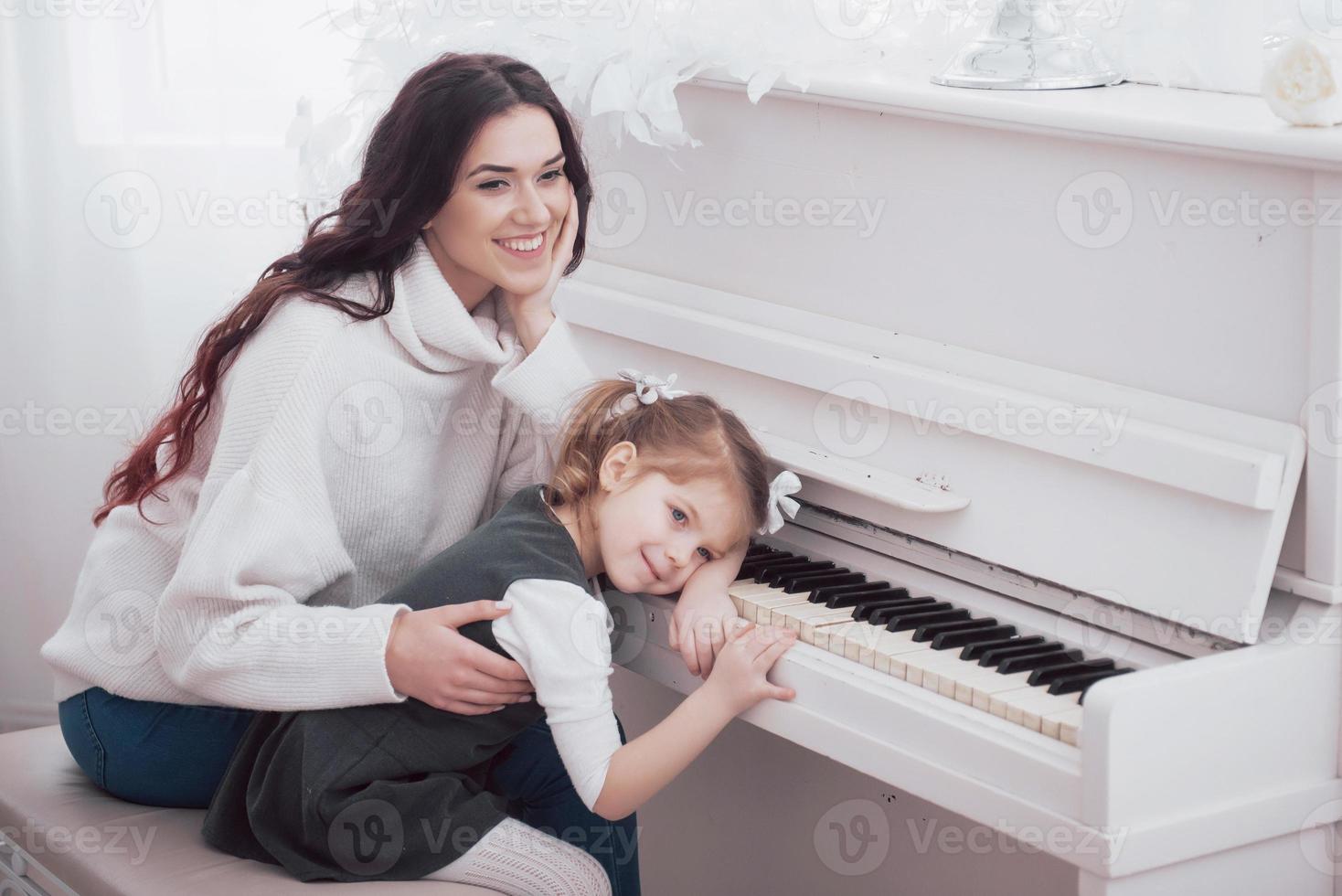 família amorosa feliz. mãe e filha menina brincando juntas foto