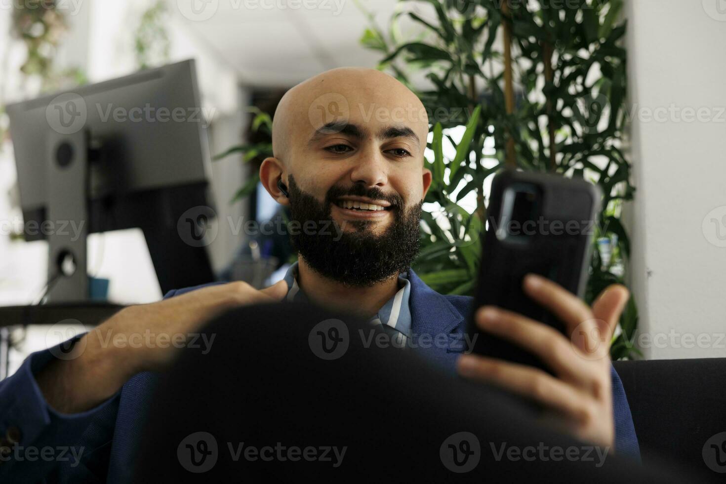 sorridente executivo Gerente discutindo o negócio metas com colega de trabalho dentro vídeo ligar em Smartphone. começar acima companhia empreendedor usando conectados encontro Programas em Móvel telefone foto