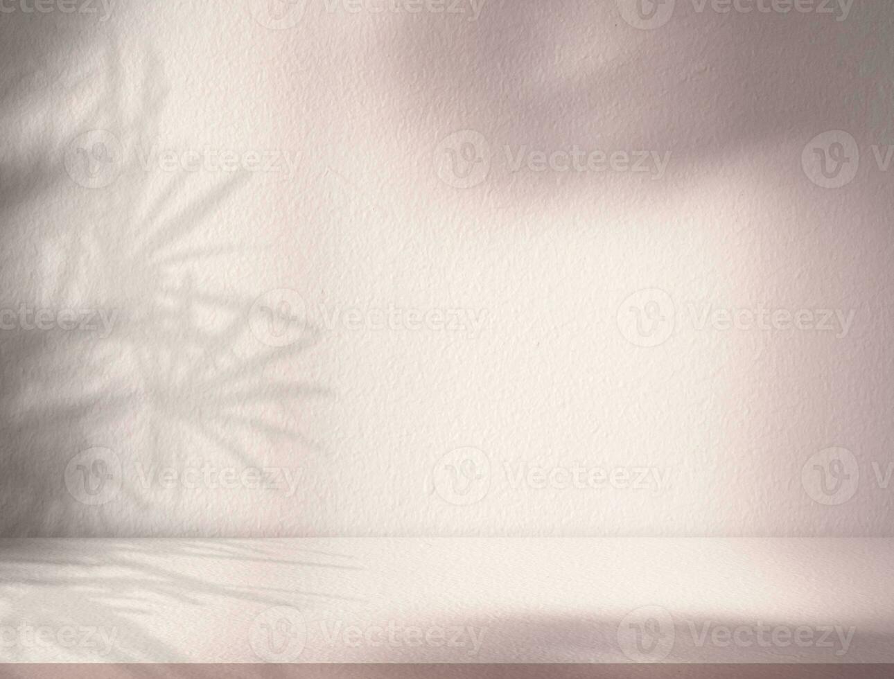 fundo bege parede estúdio com luz, bambu folha sombra, vazio concreto textura quarto com luz solar efeito em mesa topo, pano de fundo bandeira cimento superfície brincar pódio exibição para Primavera Verão produtos foto