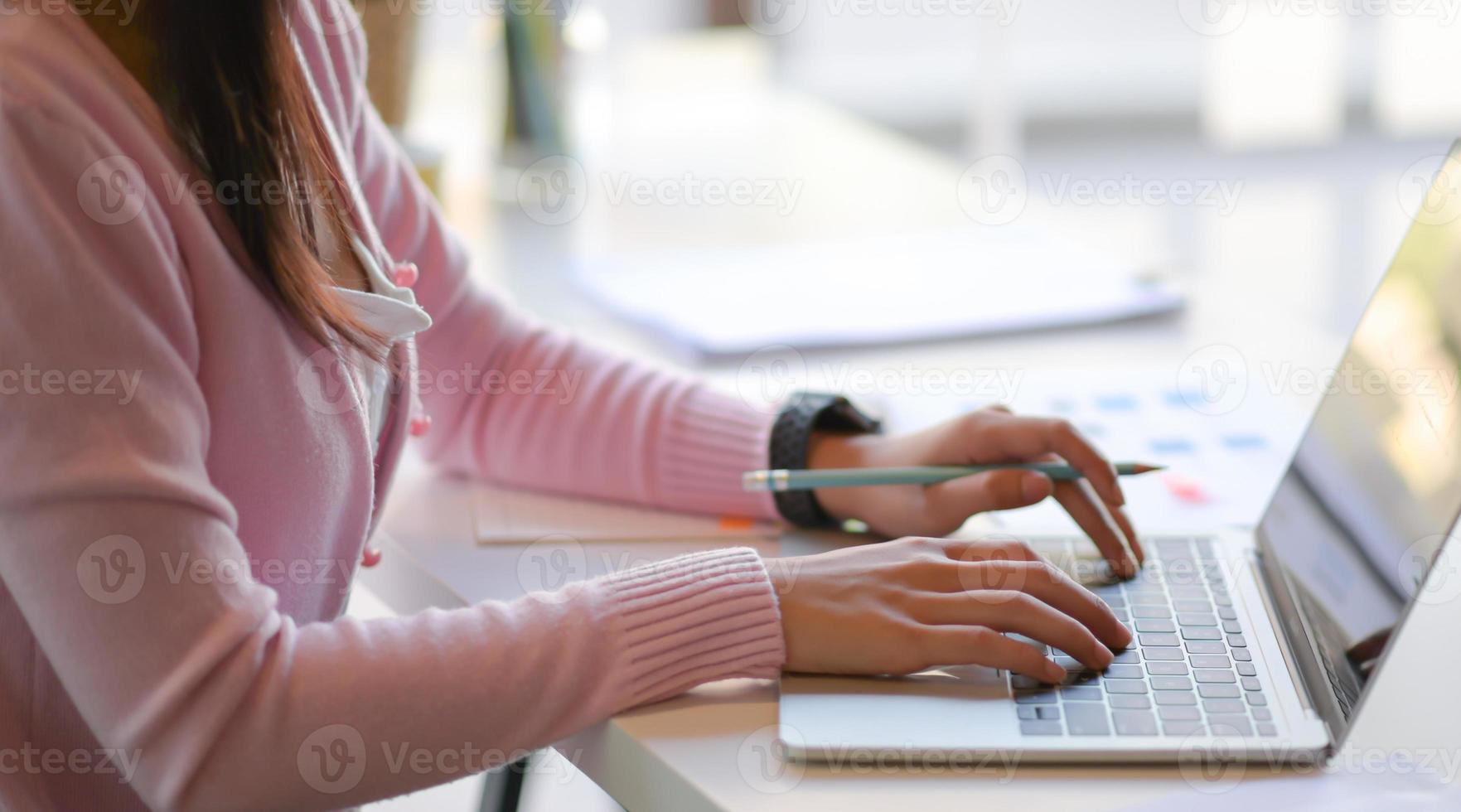 foto recortada de mulheres jovens usam laptop no escritório pessoal moderno.