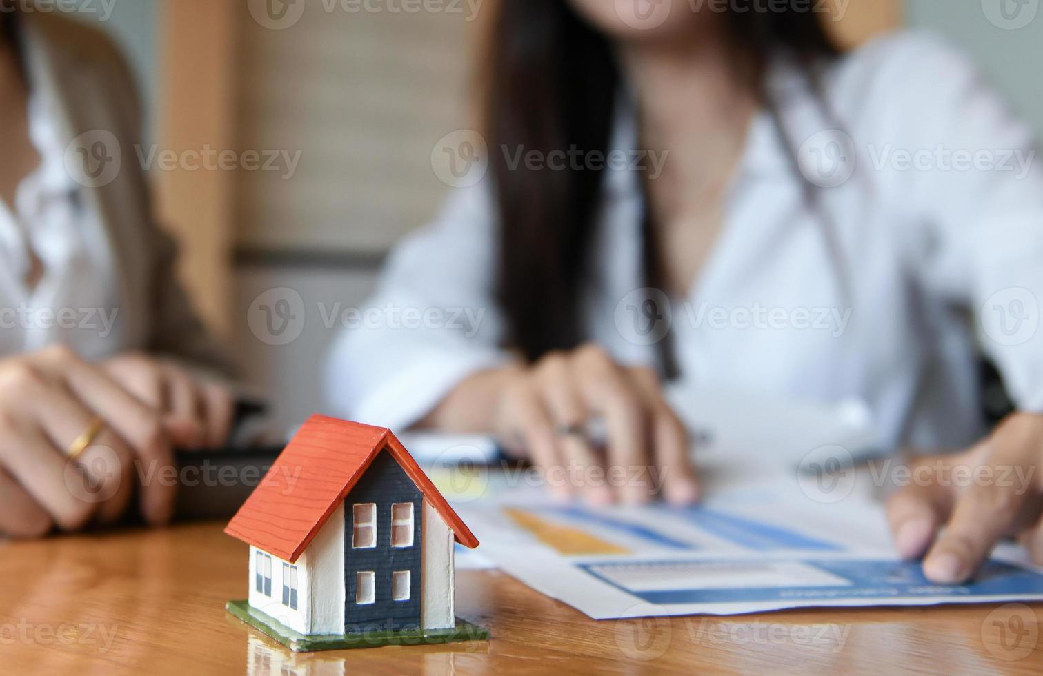 conceito de negócio de comércio em casa, a equipe de vendas de casa está planejando atingir a meta. foto