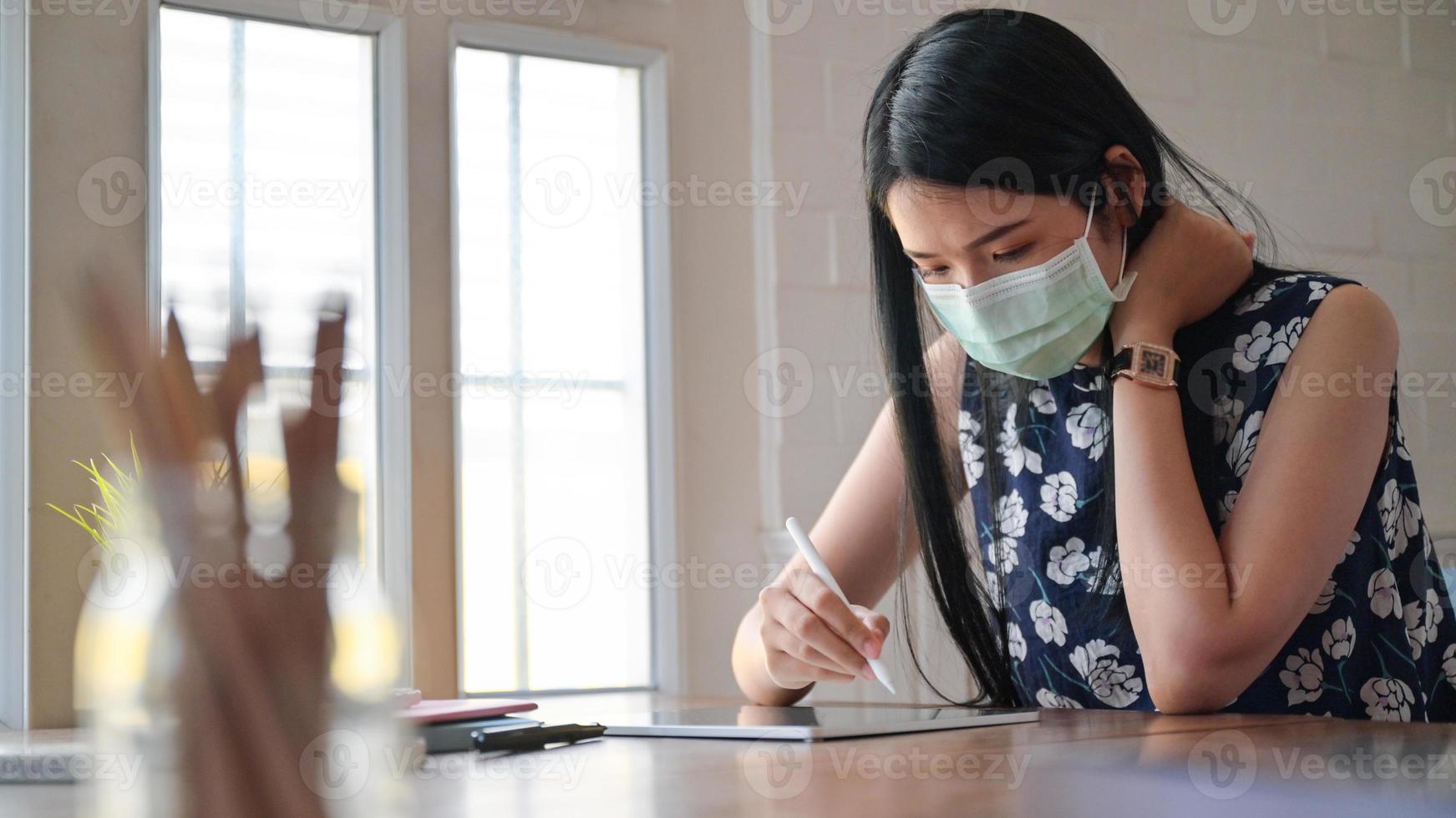 mulheres asiáticas trabalham em casa para prevenir a propagação do vírus coronariano, ou covid-19. foto