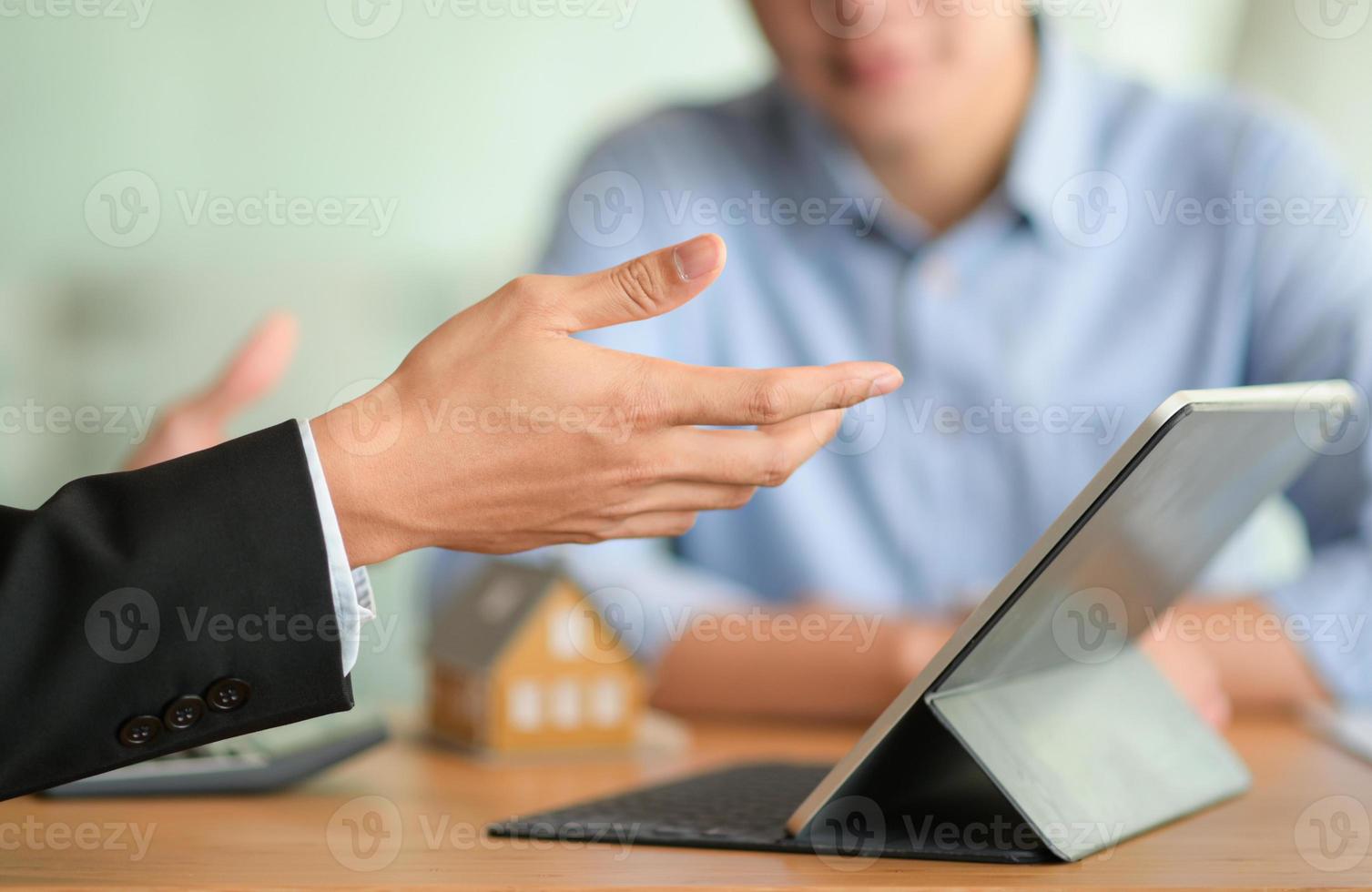 close-up de um corretor de seguros apresentando um programa de seguro saúde com seu tablet. foto