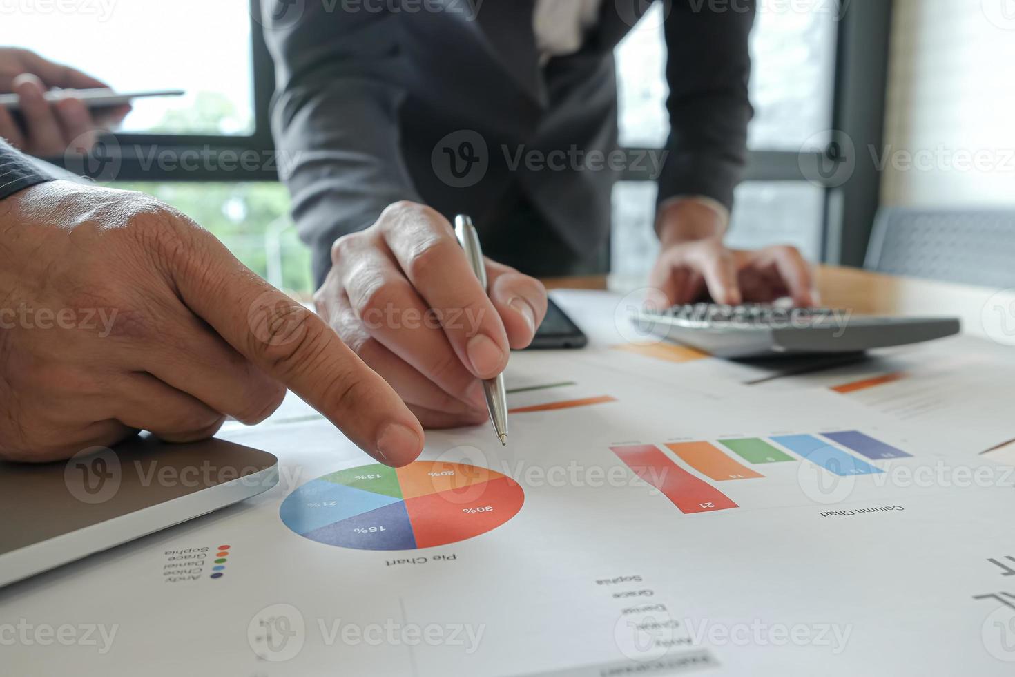 equipe de negócios usando caneta, laptop, está planejando um plano de marketing para melhorar a qualidade da organização no futuro. foto