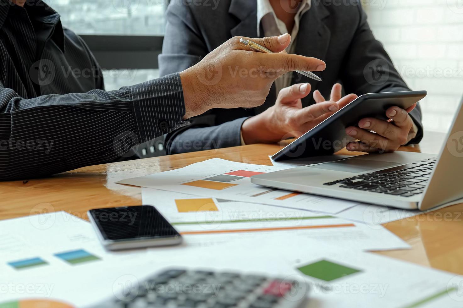 a equipe de gerenciamento trabalha no tablet para resumir o trabalho para atingir as metas organizacionais. foto