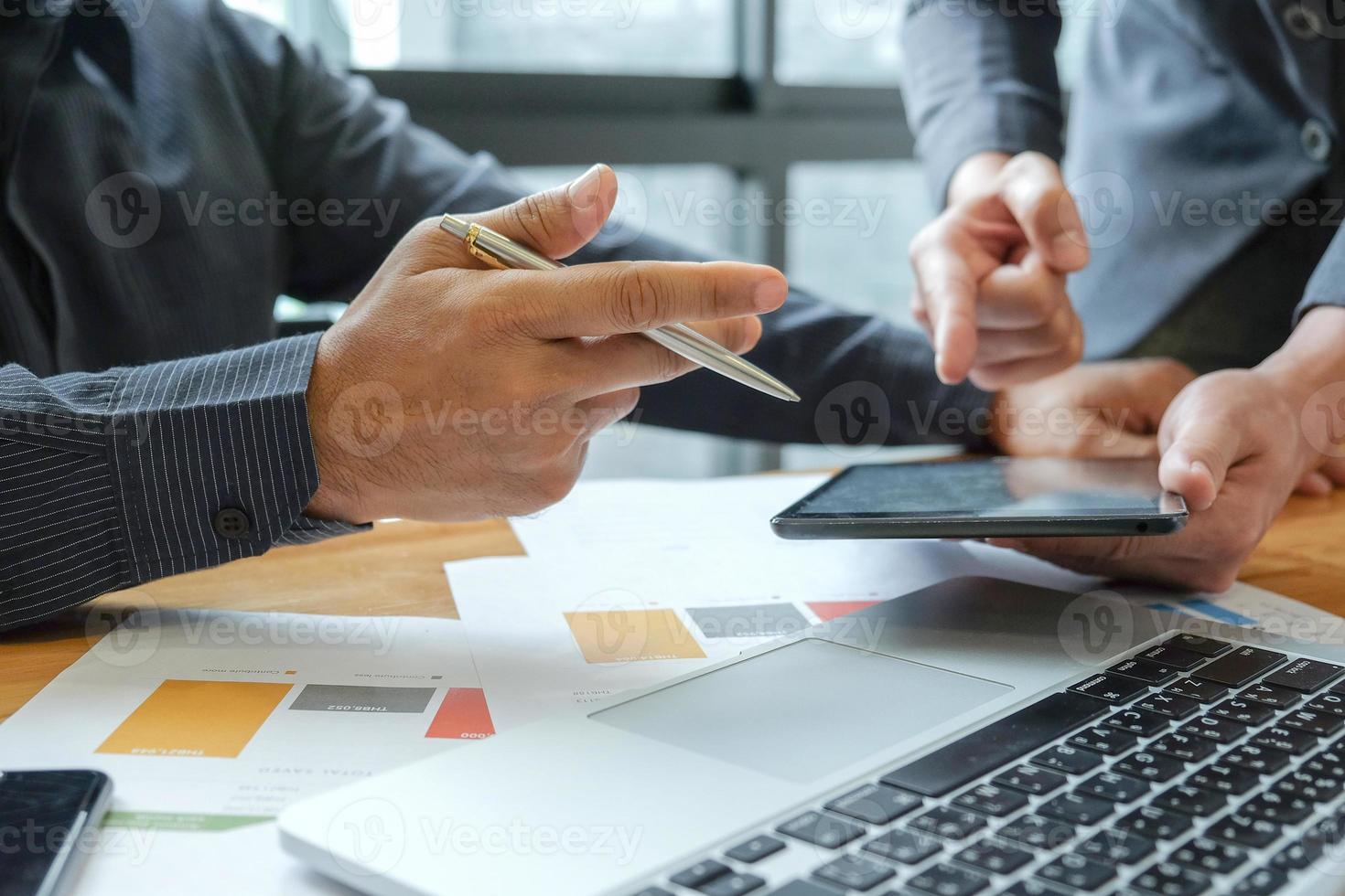 equipe de gestão de negócios está resumindo o trabalho no escritório. foto