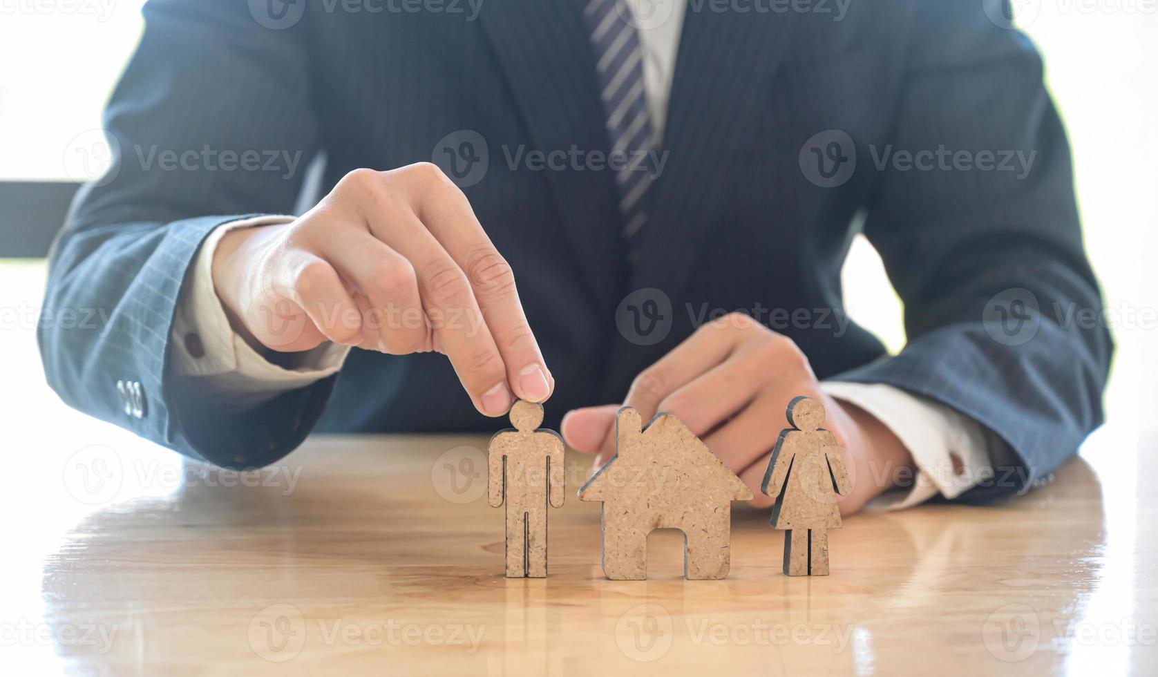 conceito de troca de casa o planejador familiar apresenta o plano de compra de uma casa. foto