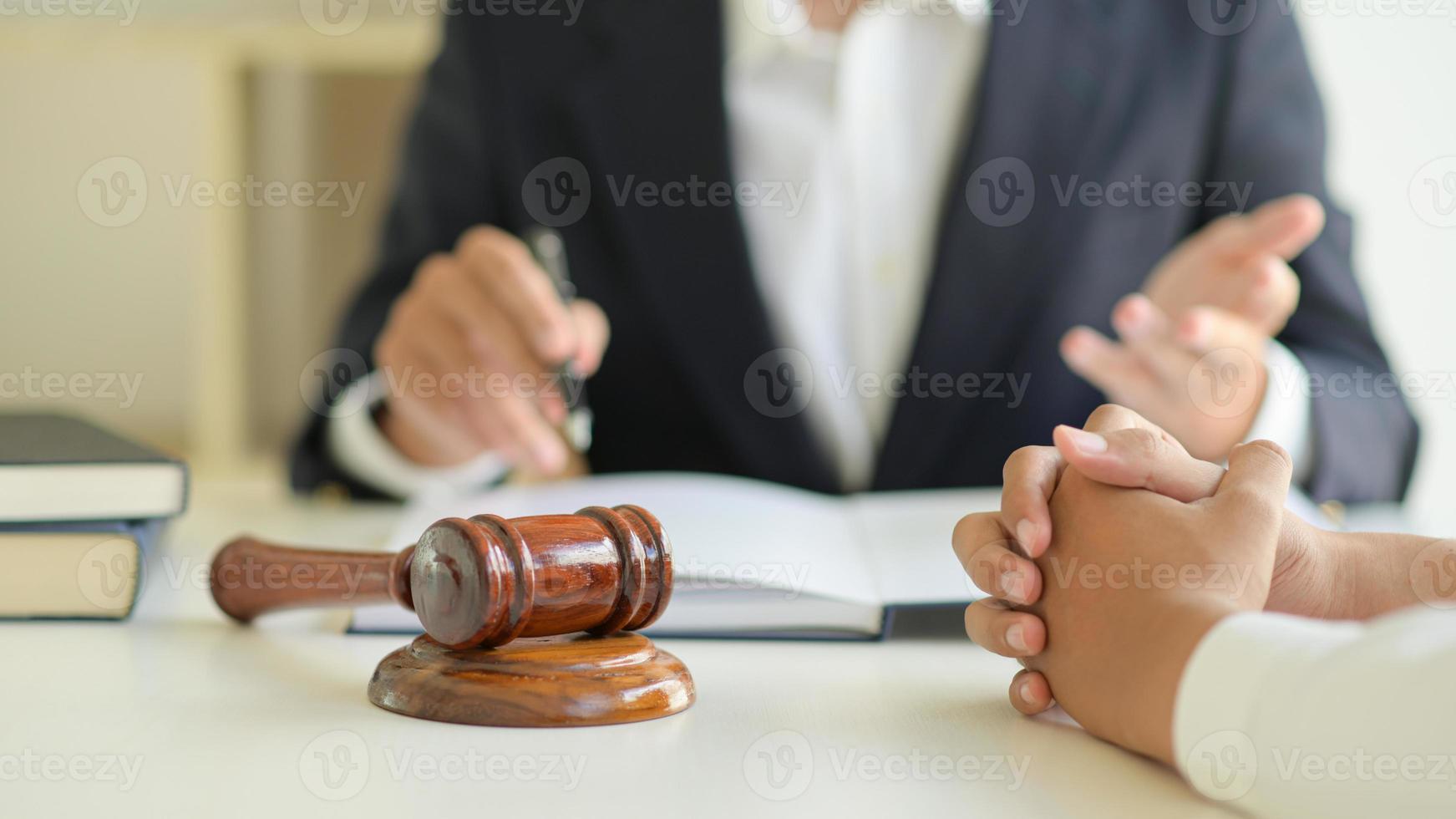 advogados prestam aconselhamento jurídico aos clientes. foto