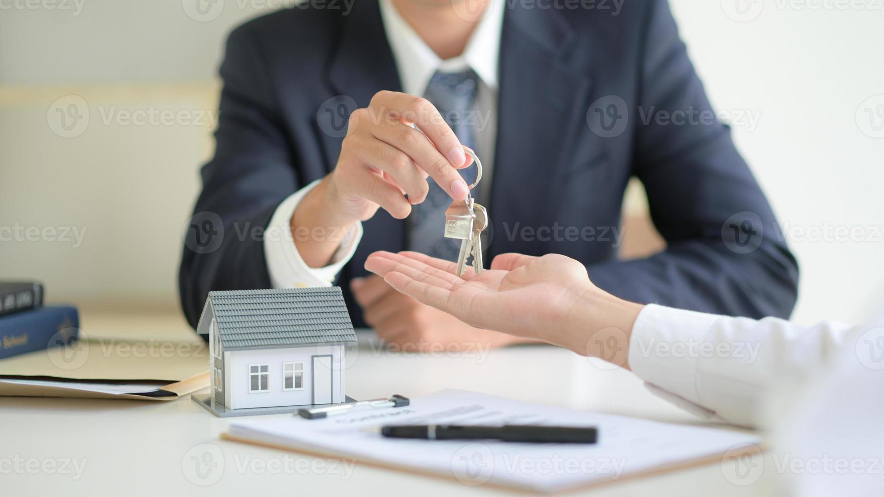 conceito imobiliário, cliente que assina o contrato sobre o contrato de empréstimo à habitação. foto