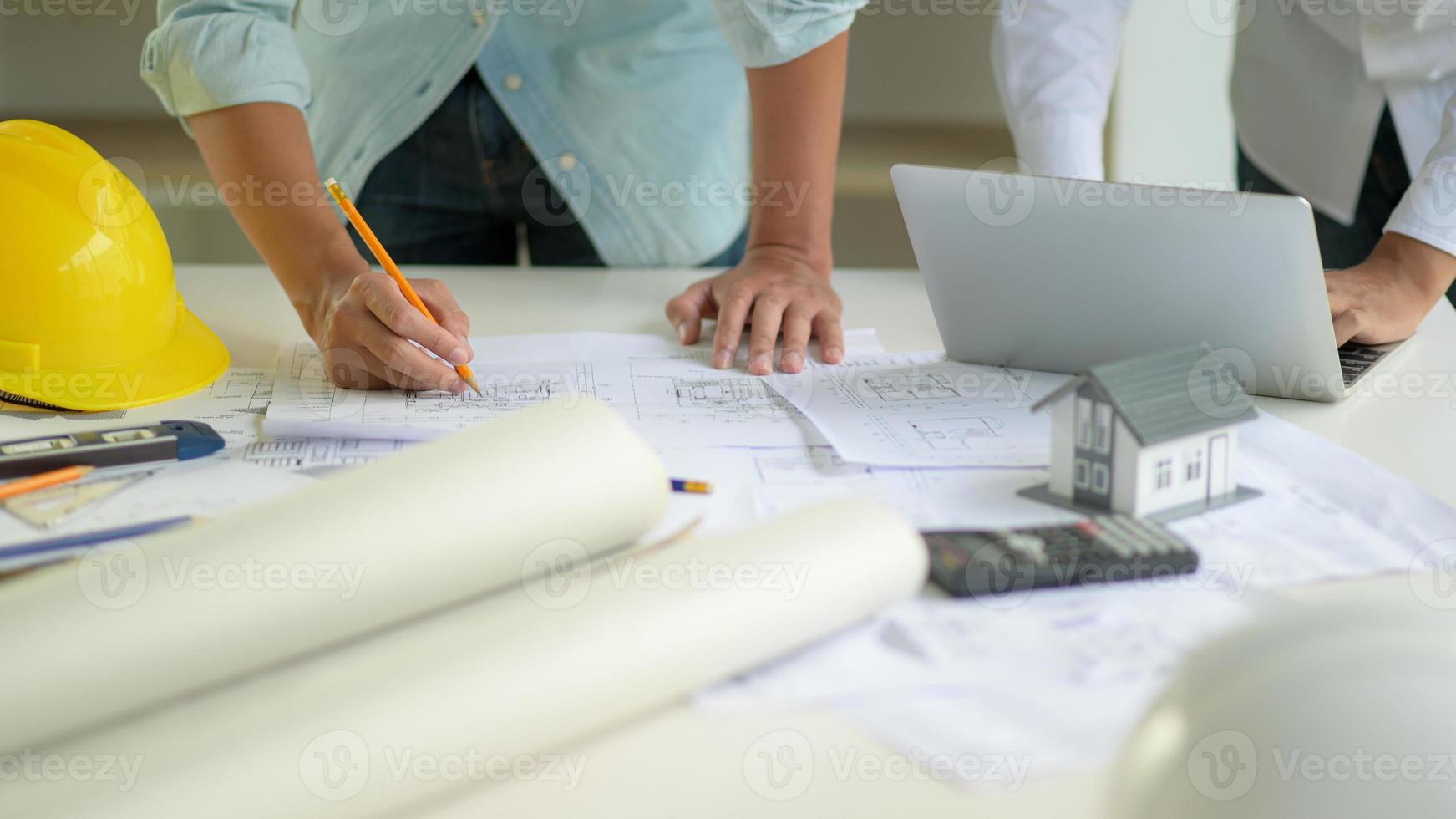 o arquiteto está editando a planta da casa de acordo com os requisitos do cliente. foto