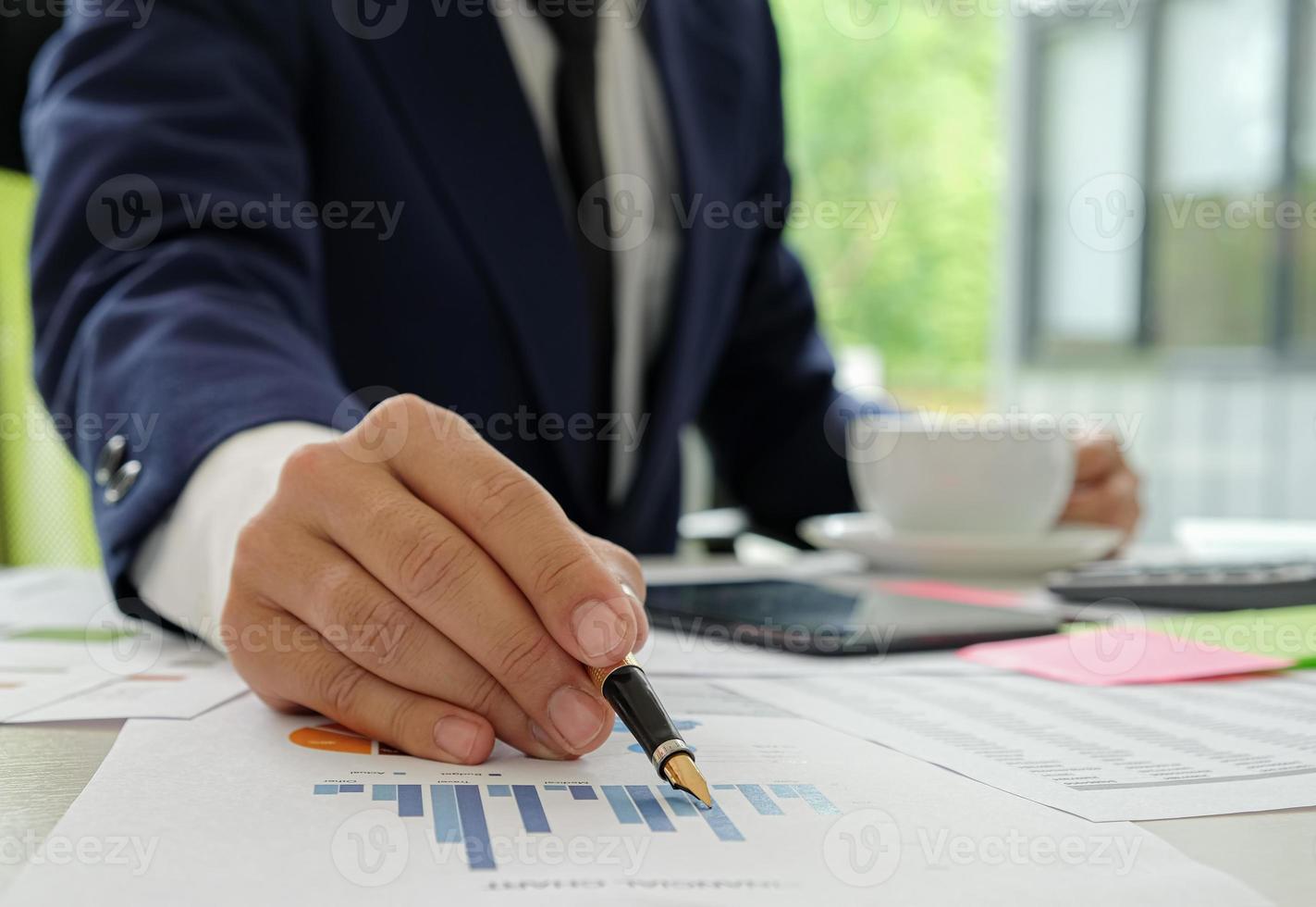 os executivos estão revisando os dados de desempenho da empresa, os conceitos de negócios. foto