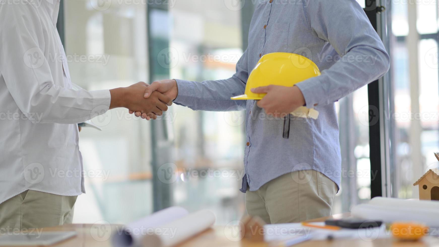 engenheiros e arquitetos se unem para trabalhar no projeto e atingir seus objetivos. foto